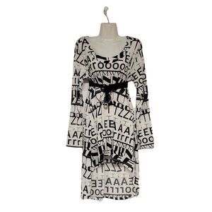 𝅺Black And White Tunic Long Sleeve Alphabet Motif- NEW- One Size
